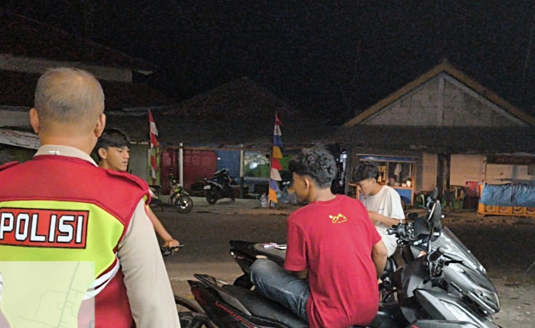 Sambang Warga Cegah Pekat Jadi Atensi Patroli Malam Personil Polsek Tegalwaru di Wilayah Desa Cintalaksana