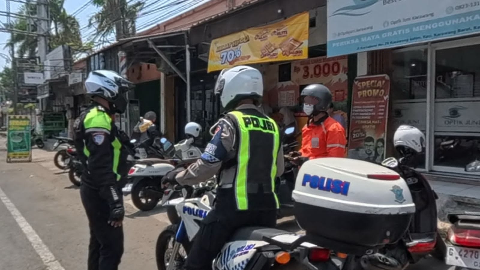 Satlantas Polresta Karawang Rutin Laksanakan Patroli Simpatik, Ajak Rider Ojol untuk Patuhi Aturan Berlalu Lintas