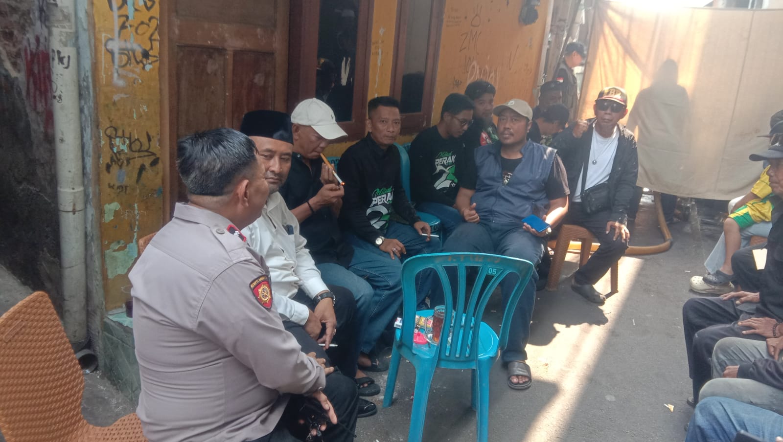Seragam Polisi Tak Menghalangi Empati, Kapolsubsektor Sumur Batu Takziah ke Warga