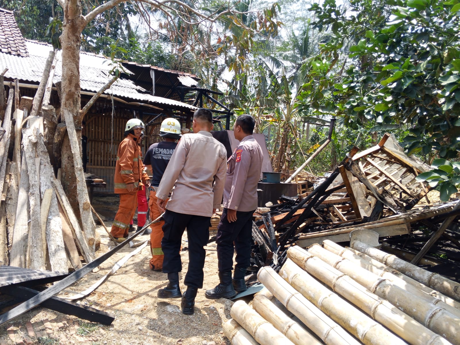 Polsek Cisaga Gerak Cepat Datangi Lokasi Kebakaran Pabrik Tusuk Sate, Pastikan Situasi Aman dan Kondusif