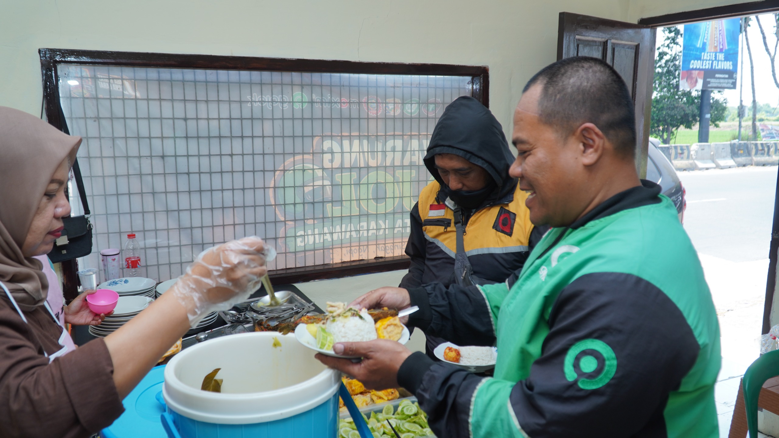 Antusiasme Driver Ojol Meriahkan Warung Makan Gratis Polresta Karawang di Jalan Siliwangi