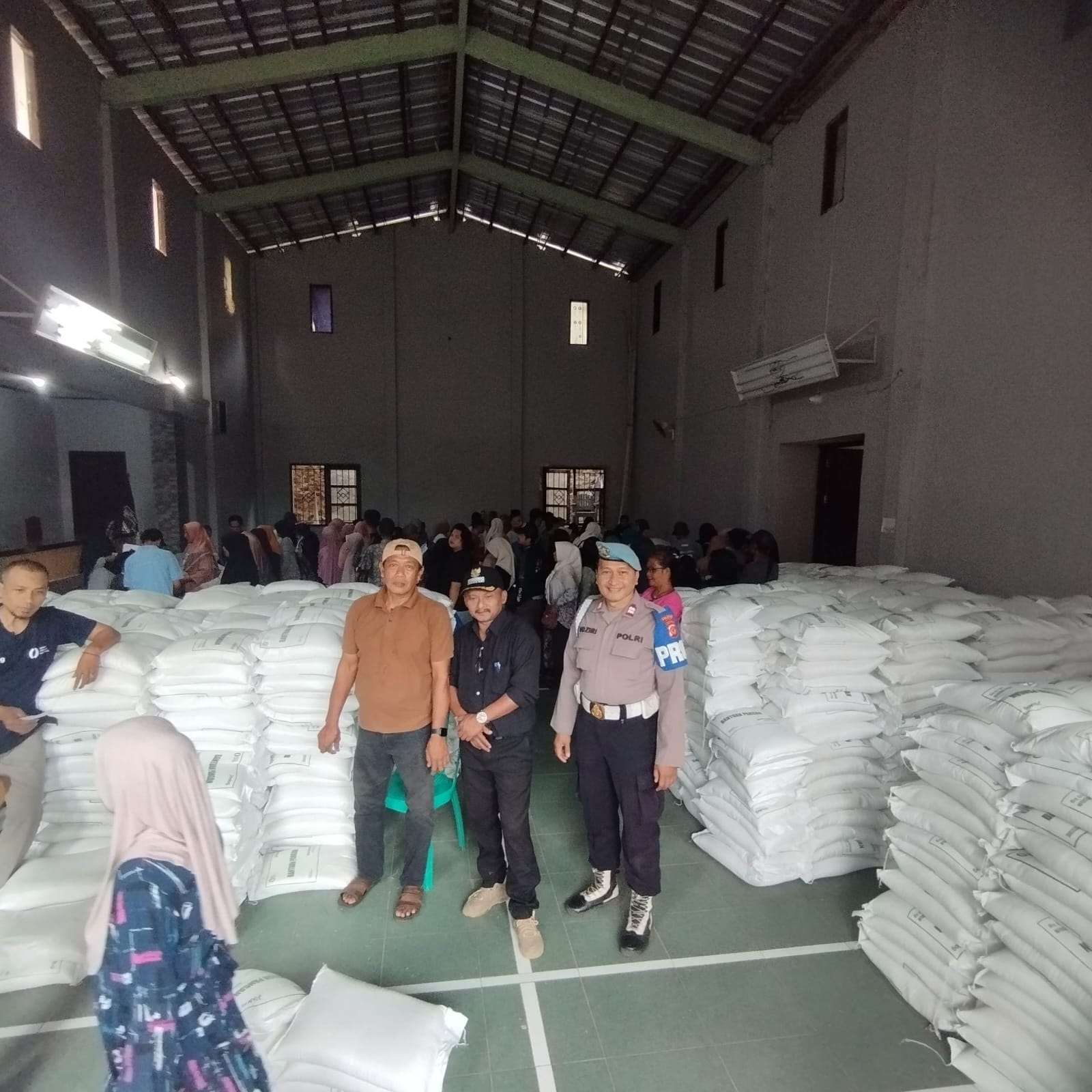 Polsek Sukadana Kawal Penyaluran Bantuan Pangan Beras untuk 1.009 KPM di Desa Margaharja
