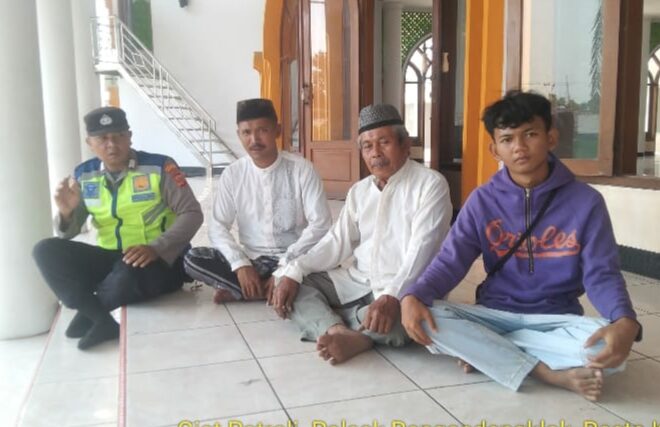 Dengarkan Saran dan Keluhan Masyarakat, Polsek Rengasdengklok Gelar “Jumat Curhat” di Masjid Besar Kecamatan Rengasdengklok