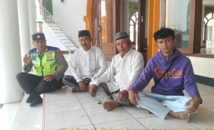 Dengarkan Saran dan Keluhan Masyarakat, Polsek Rengasdengklok Gelar “Jumat Curhat” di Masjid Besar Kecamatan Rengasdengklok