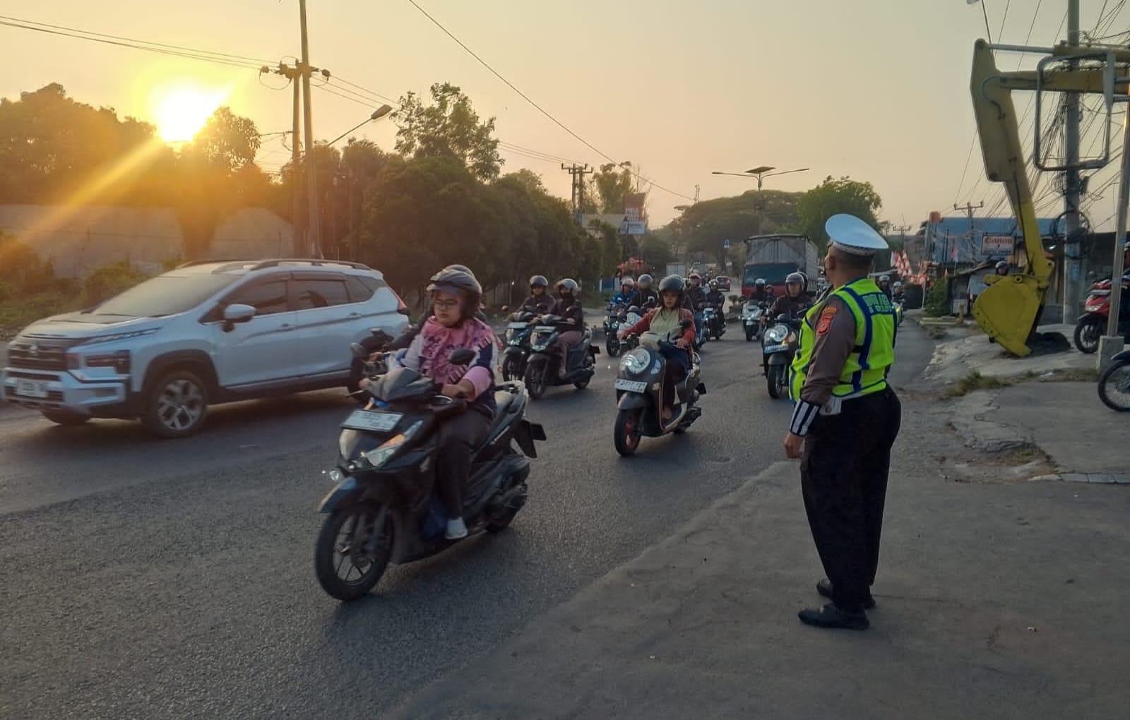 Satlantas Polresta Karawang Laksanakan Pengaturan Lalu Lintas Guna Cegah Kemacetan hingga Laka Lantas