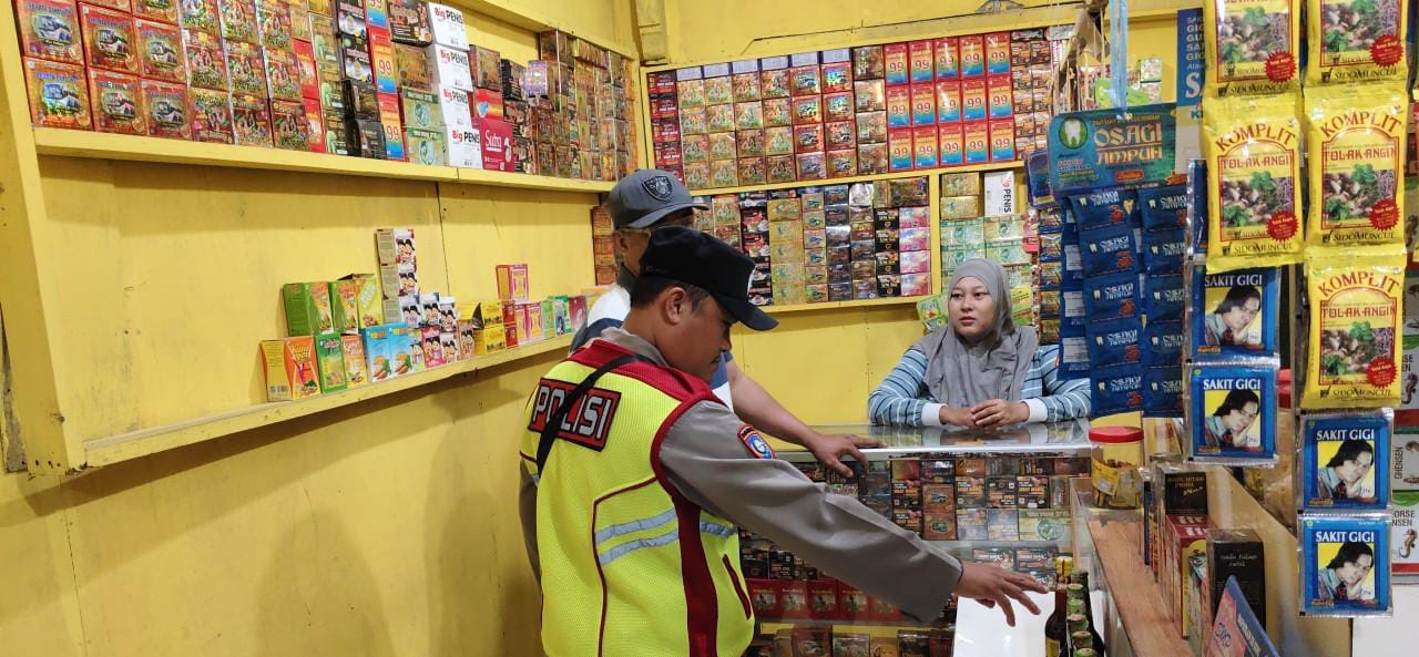 Prekat Polsek Banyusari Gelar Razia Miras Demi Ciptakan Situasi Kamtibmas Kondusif