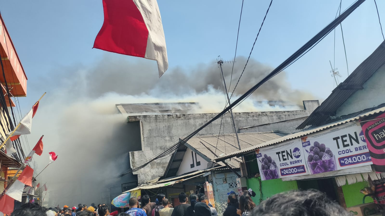 6 Unit Damkar Diterjunkan Padamkan Kebakaran di Rorotan, Jakarta Utara