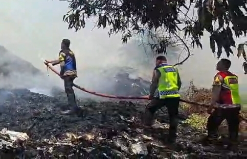 Kebakaran Lahan Kosong di Klari, Respons Cepat Polisi Cegah Api Meluas