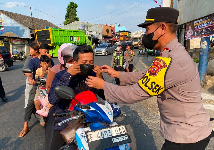 Polsek Cibadak Bagikan Masker di Simpang Ratu, Antisipasi Dampak Abu Vulkanik