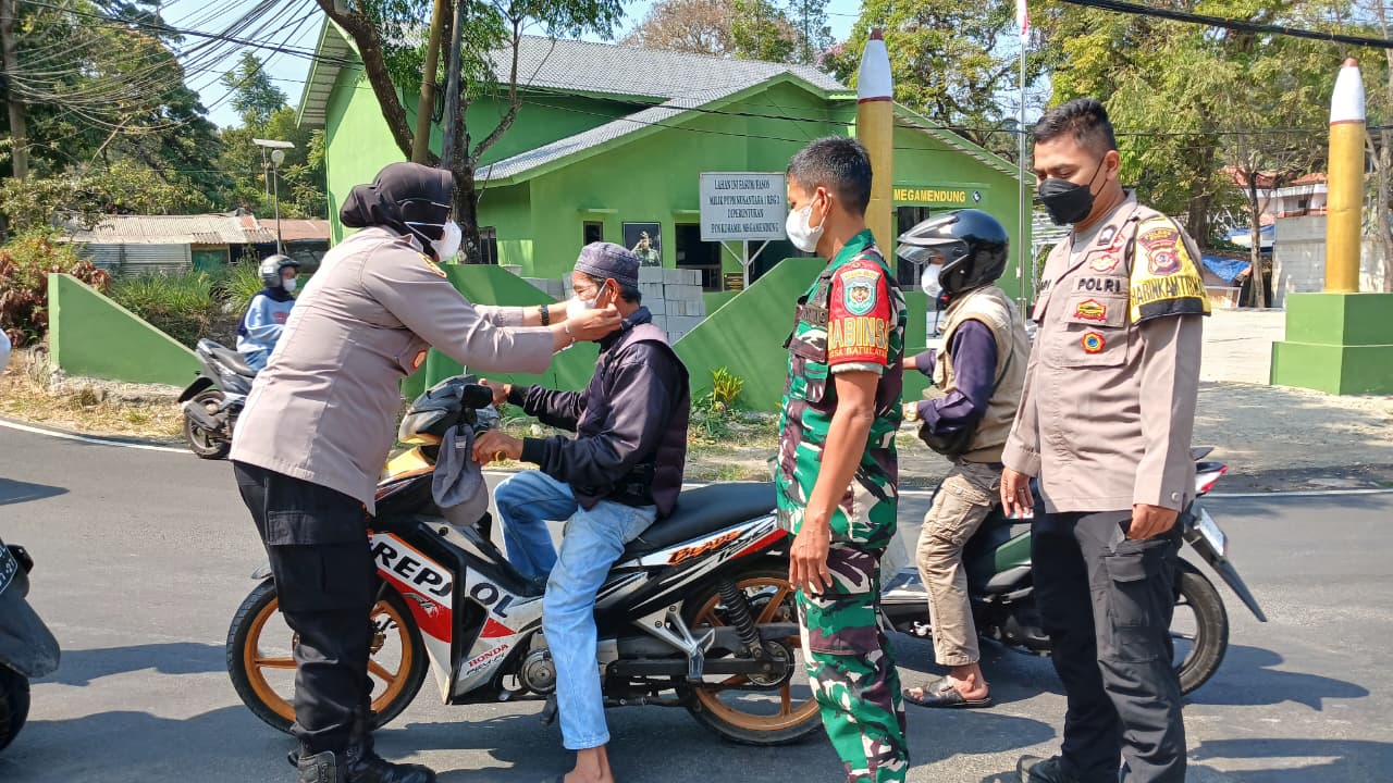 Kapolsek Megamendung Bagikan Masker Antisipasi Dampak Abu Vulkanik Gunung Anak Krakatau