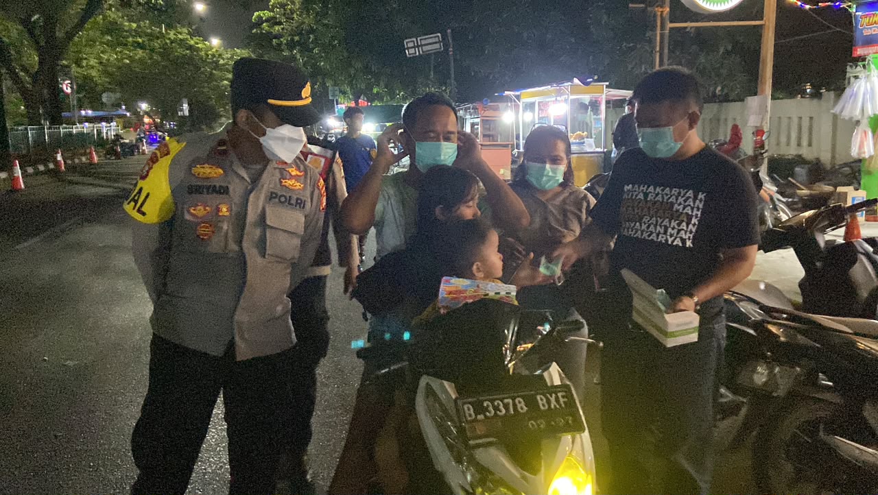Cegah Dampak Abu Vulkanik, Polsek Kemayoran Bagikan Masker kepada Warga