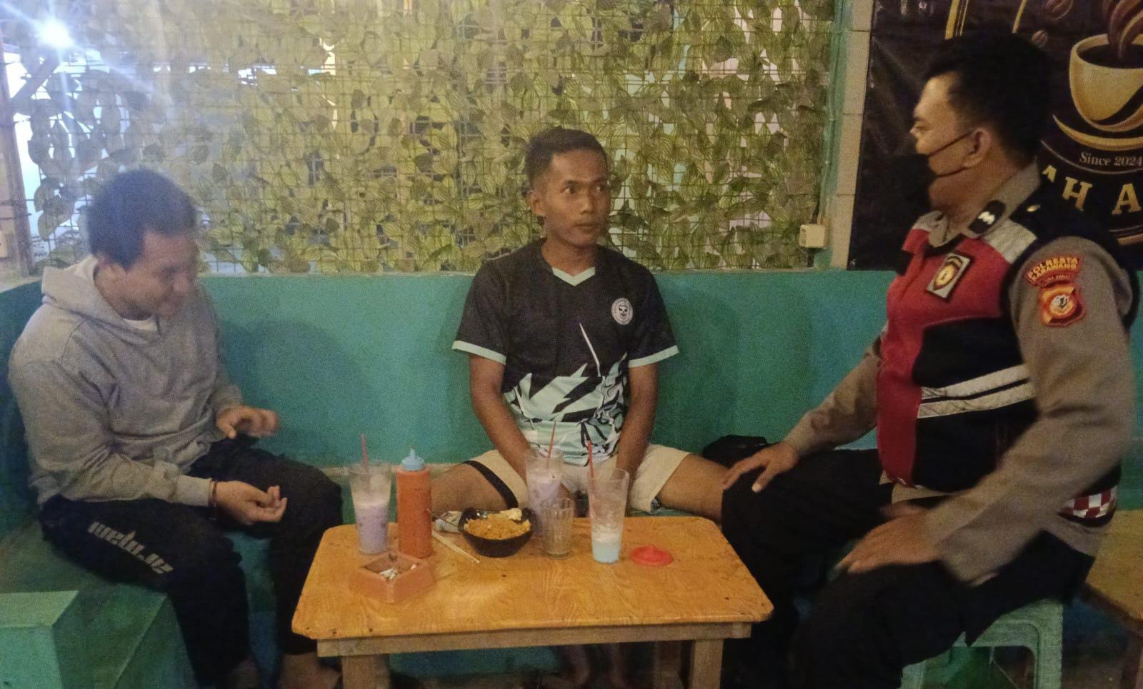 Bhabinkamtibmas Polsek Telagasari Sebar Layanan Pengaduan Gukamtibmas Kepada Masyarakat Binaan