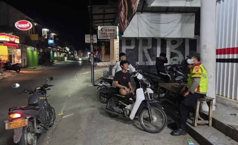 Personil Polsek Tegalwaru Gelar Patroli Malam Guna Cegah Pekat di Wilayah Pertigaan Pasar Loji