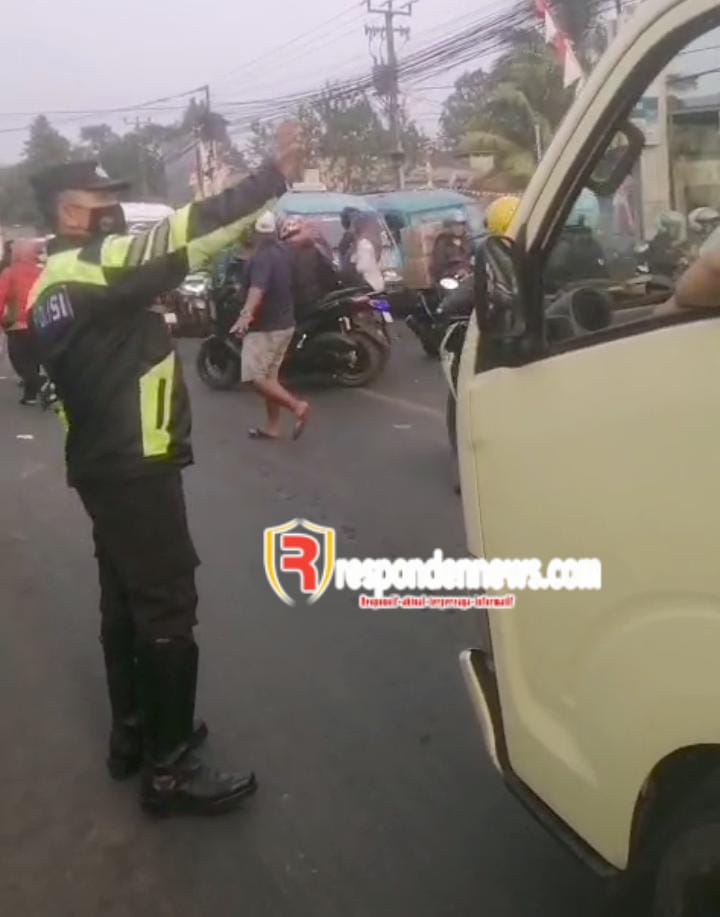Pokdar Kamtibmas Bhayangkara Sukabumi Bantu Atur Arus Lalin di Depan PT Daihan Karang Tengah