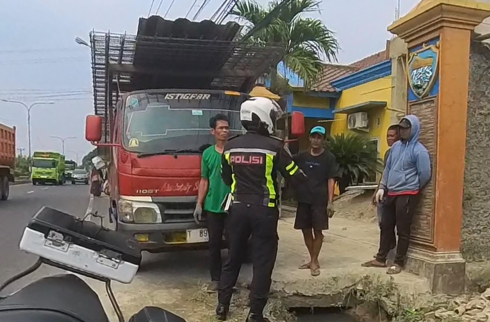 Gaungkan Kamseltibcarlantas, Satlantas Polresta Karawang Lakukan Sosialisasi Safety Driving Kepada Sopir Angkutan Barang