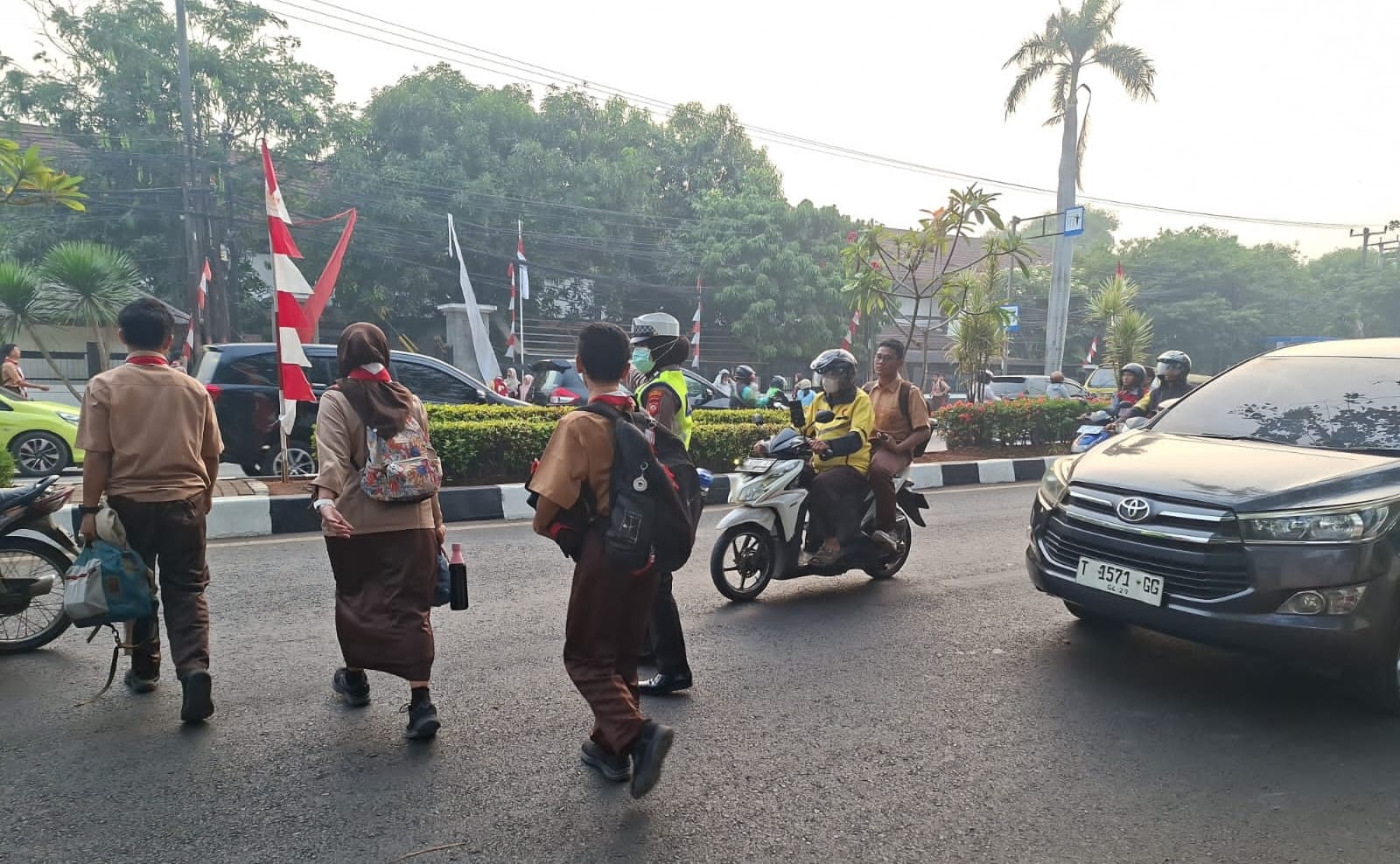 Polantas di Karawang Turun Tangan pada Jam Sibuk, Arus Lalu Lintas Dijaga Tetap Lancar dan Tertib