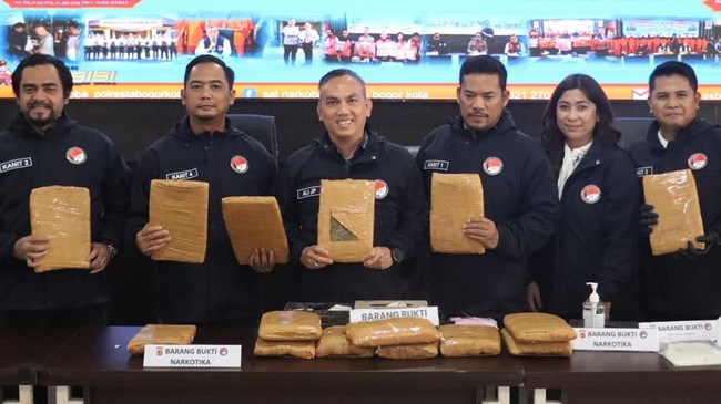 Polisi Gagalkan Pengiriman 18 Kg Ganja dan 1.000 Butir Double L di Terminal Bubulak Bogor