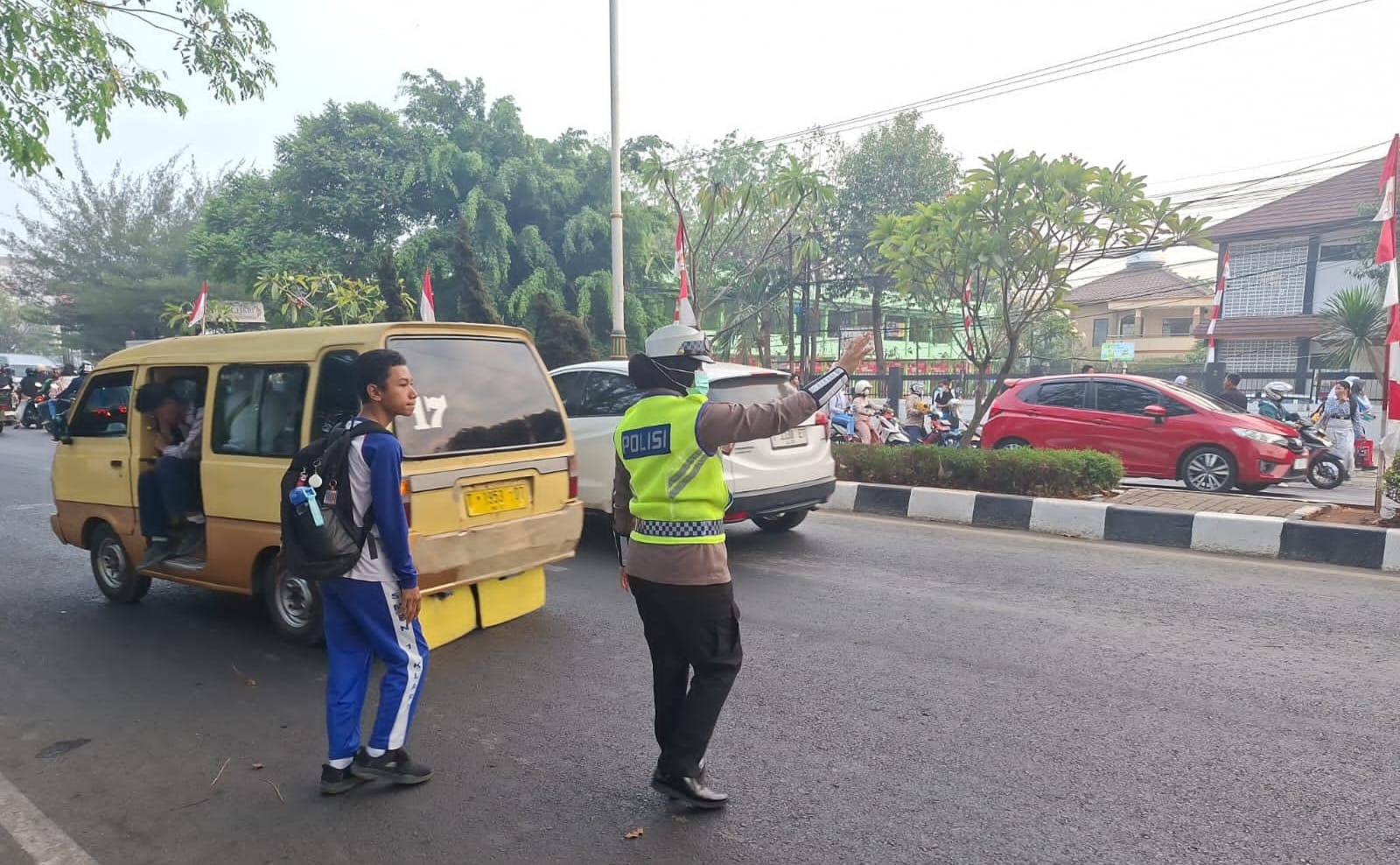 Polwan di Karawang Turun Tangan Atur Arus Lalu Lintas agar Tetap Lancar dan Tertib saat Jam Sibuk