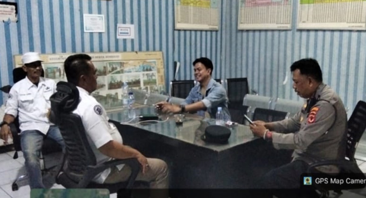 Patroli Dialogis PLH Kapolsek Lemahabang Bersama Pemdes Lemahmukti Untuk Tetap Pertahankan Kamtibmas