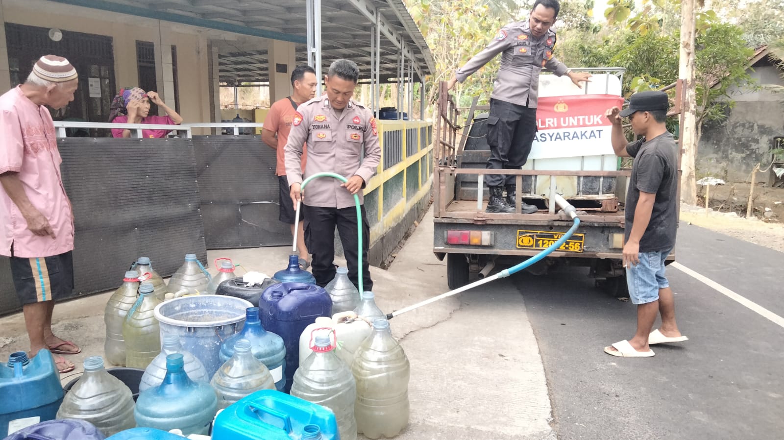 Polsek Pamarican Salurkan 6.000 Liter Air Bersih untuk Warga Terdampak Kekeringan