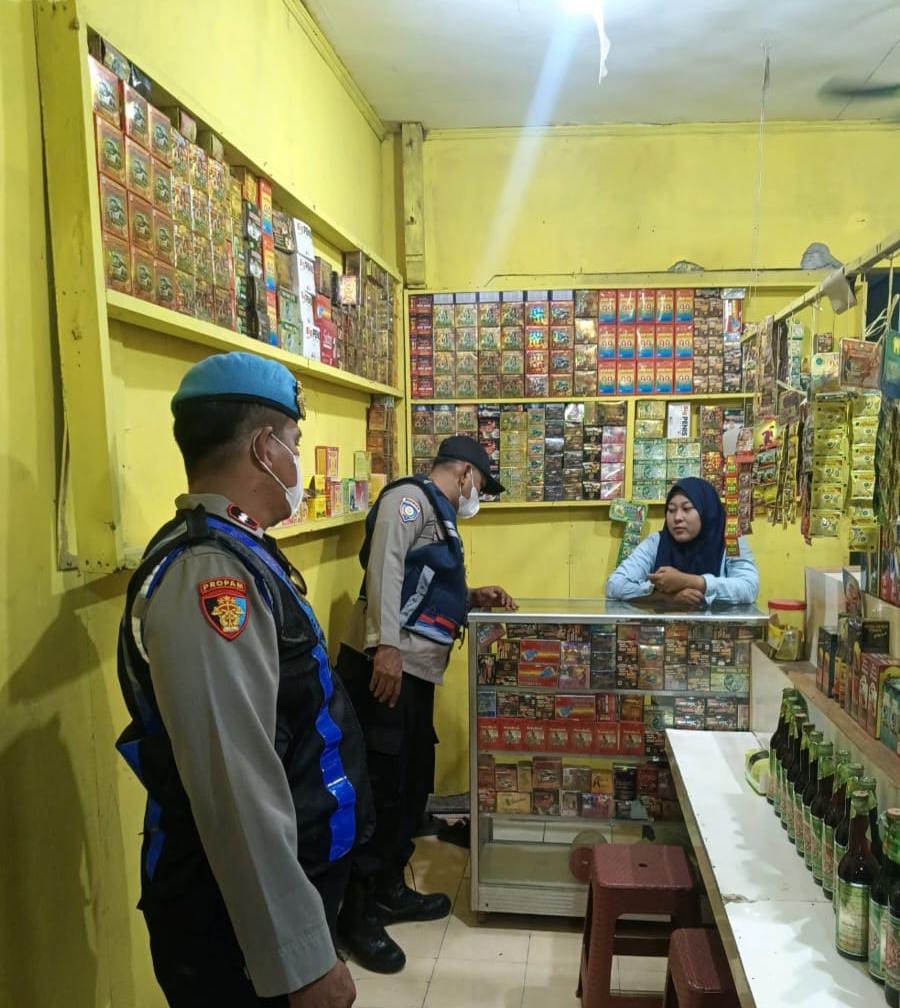 Prekat Polsek Banyusari Gelar Razia Miras Demi Ciptakan Situasi Kamtibmas Kondusif