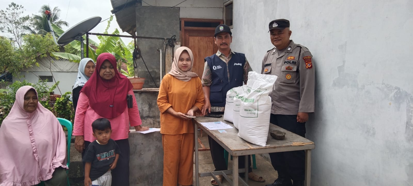 Polsek Kawali Pastikan Penyaluran Bantuan Pangan di Desa Winduraja Berjalan Aman dan Kondusif