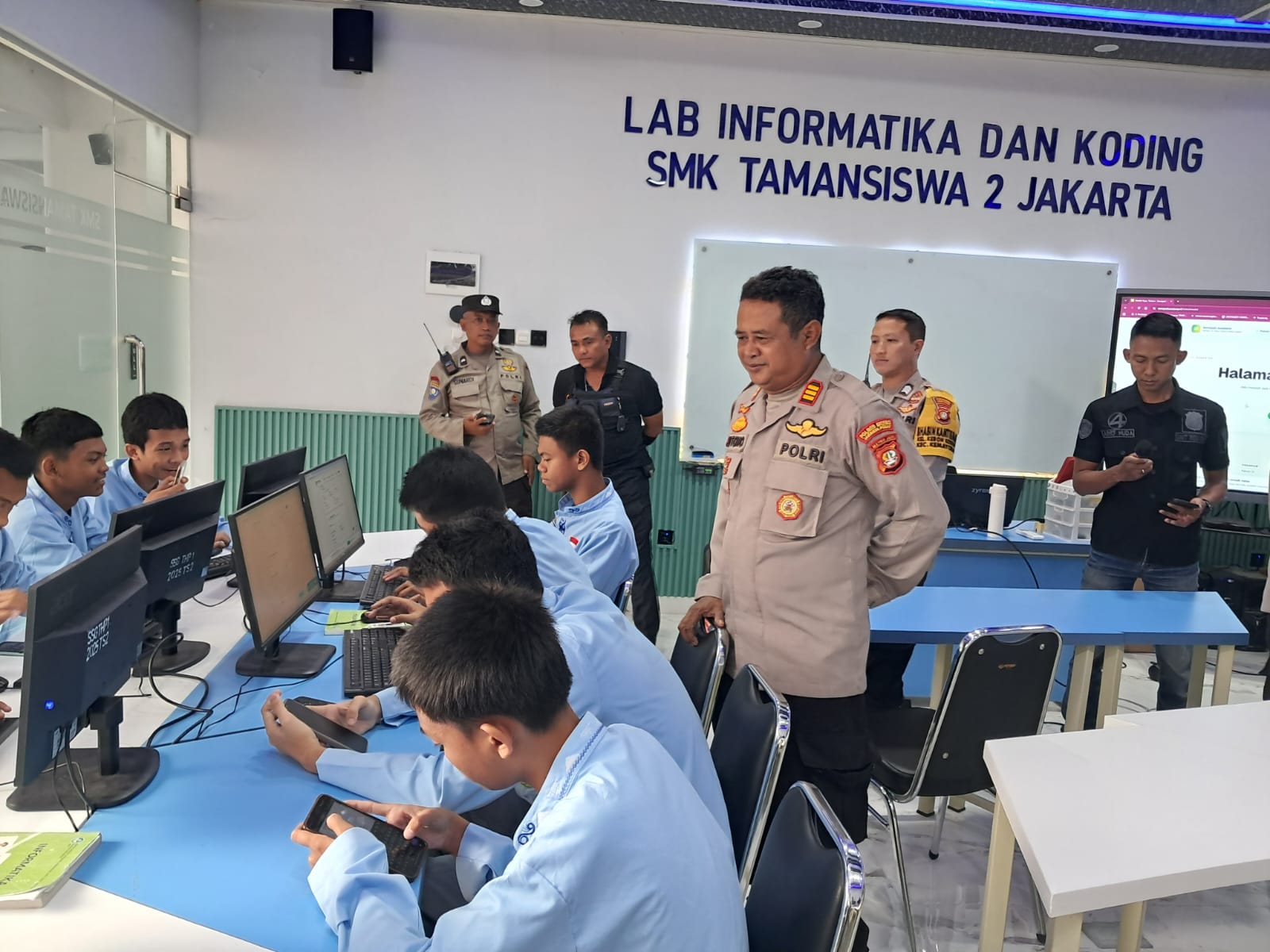 Polri Dampingi Pelajar SMK Taman Siswa 2 Kenali AI, Bekal Hadapi Era Digital