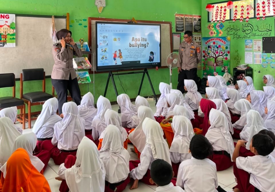 Polsek Ciamis Berikan Edukasi kepada Siswa SDN 2 Mekarjadi tentang Bullying dan Kejahatan Seksual
