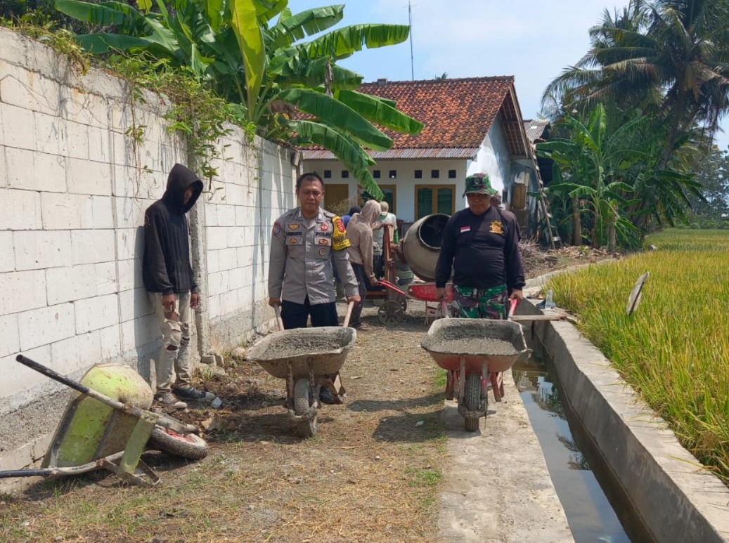 Polsek Lakbok Monitoring Pembangunan Jalan Usaha Tani di Desa Kalapasawit