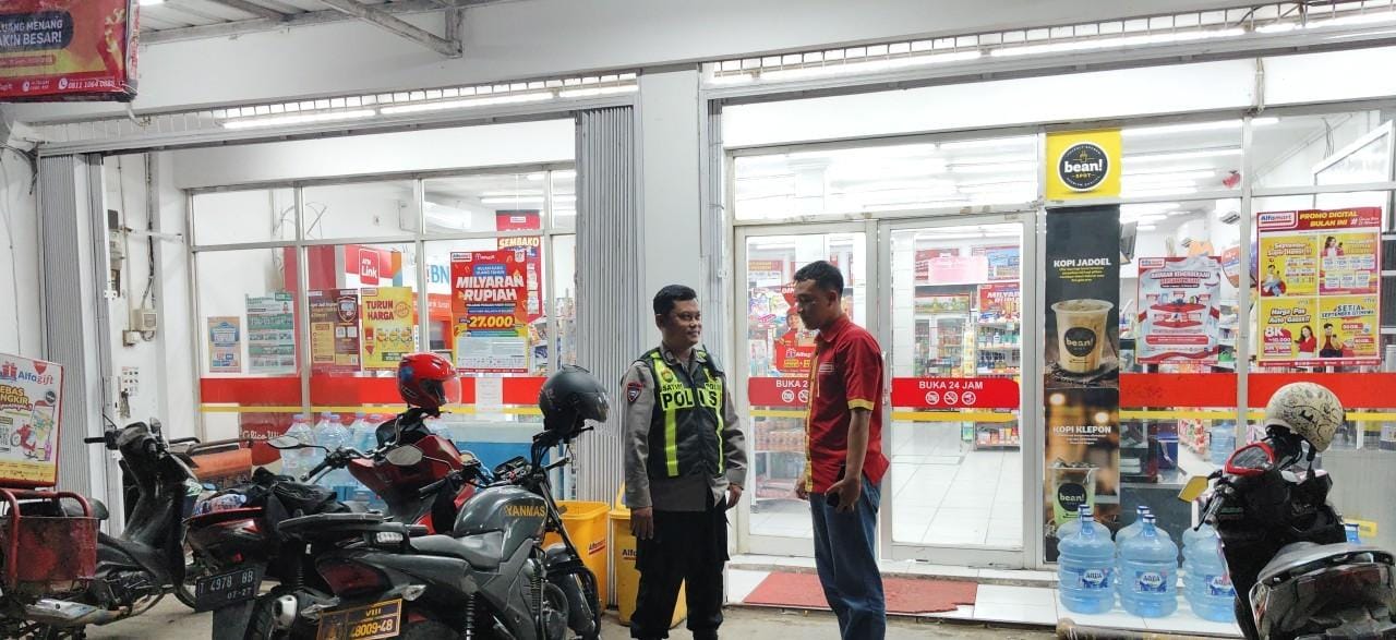 Giat Patroli Perekat Supermarket Alfamart Gempol Guna Antisipasi Kejahatan
