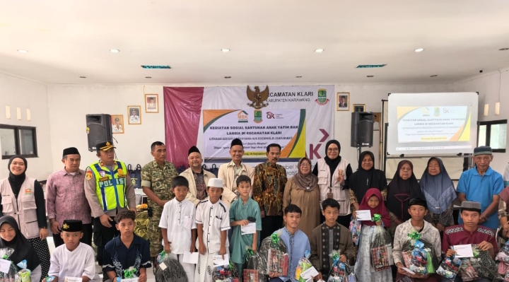 Kapolsek Klari Hadiri Kegiatan PT Mitra Bisnis Keluarga Ventura dalam Rangka Santunan Anak Yatim dan Lansia di Aula Kecamatan Klari
