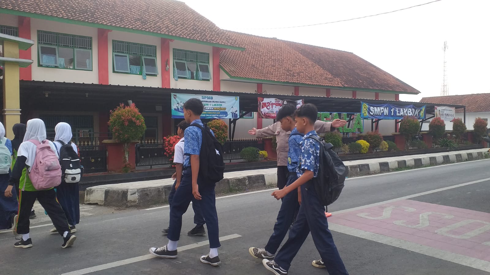 Polsek Lakbok Hadir Atur Lalu Lintas, Berikan Pelayanan dan Rasa Aman bagi Pelajar
