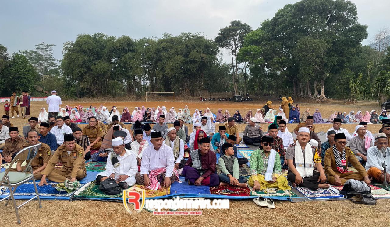 Kemarau Panjang, Kapolsek Gegerbitung Bersama Forkopimcam Dan Warga Gelar Salat Istisqa Di Lapangan Karangjaya