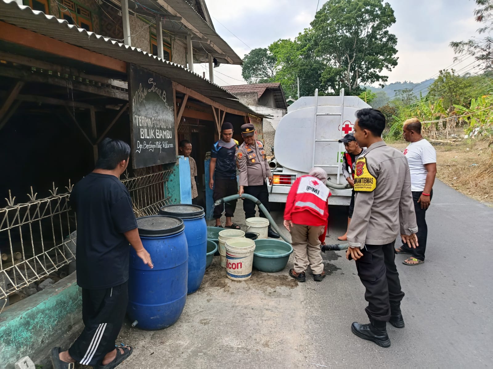 Polsek Gegerbitung Respons Cepat Laporan 110, Salurkan 15.000 Liter Air Bersih Kepada Warga