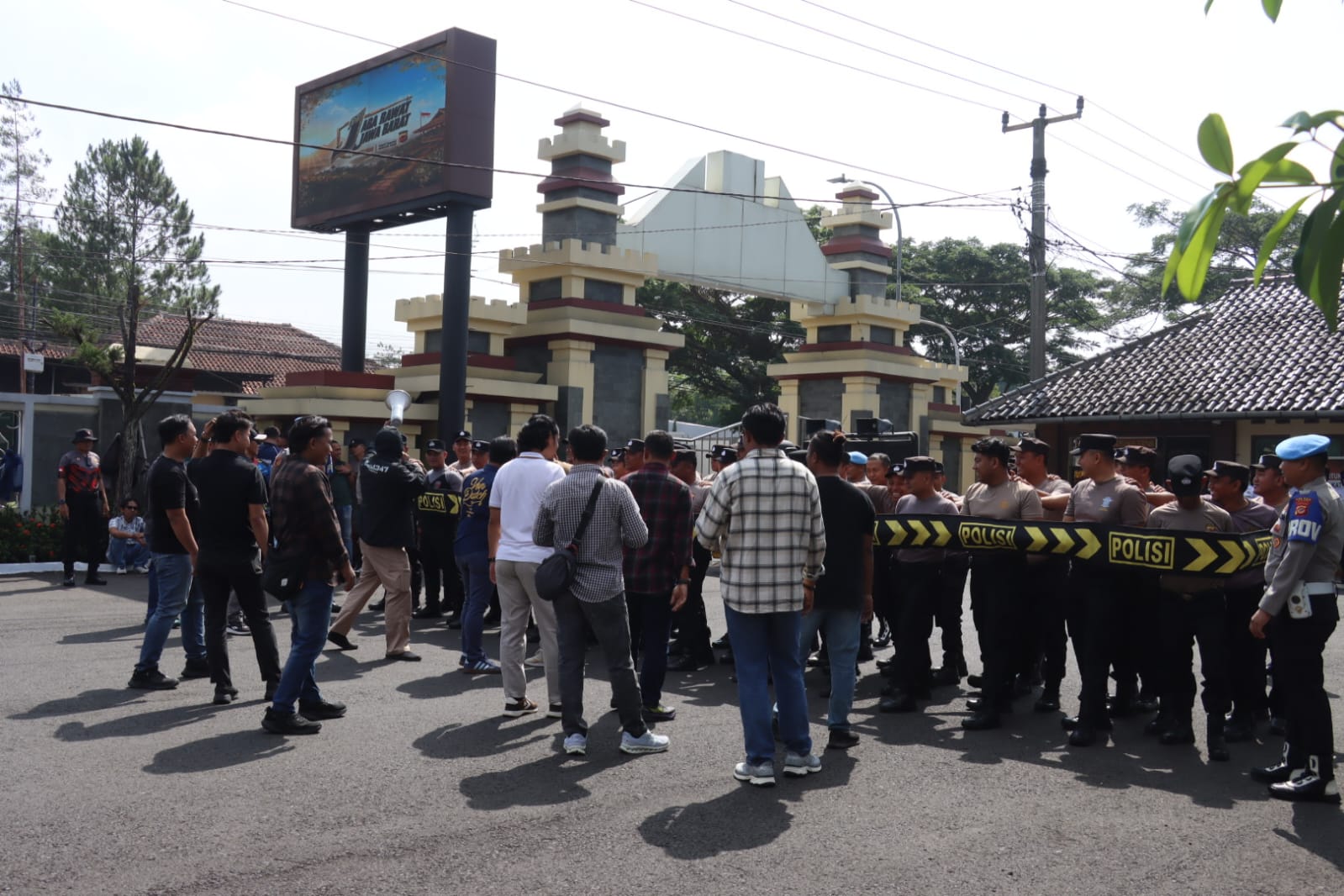 Polres Ciamis Tingkatkan Kesiapsiagaan Personel Melalui Latihan Dalmas Antisipasi Unjuk Rasa