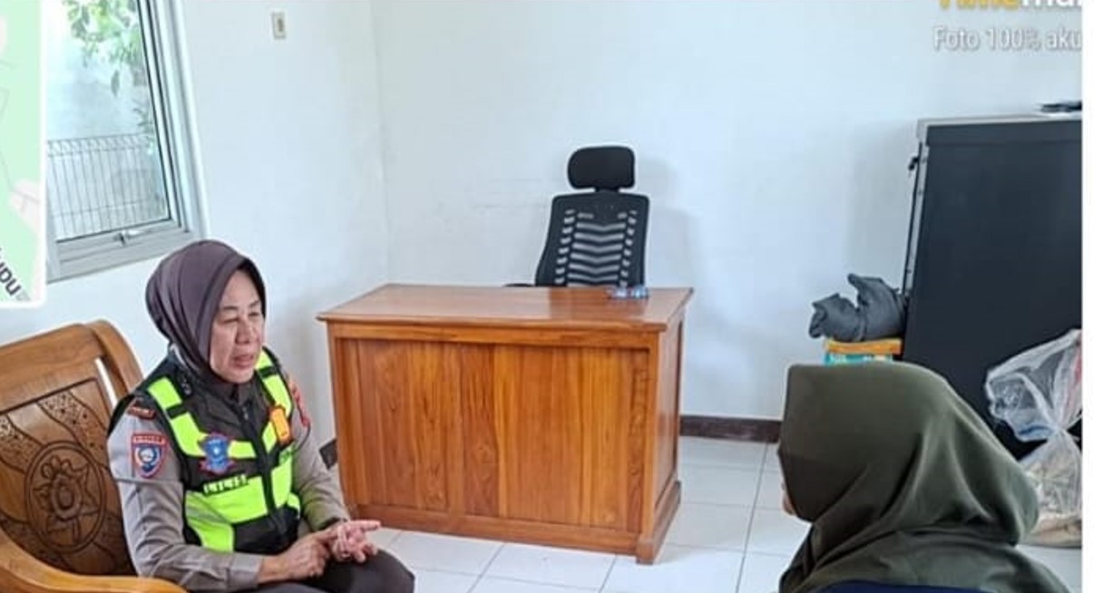 Kapolsek Lemahabang Gelar Jumat Curhat Bersama Kaum Emak Desa Karyamukti