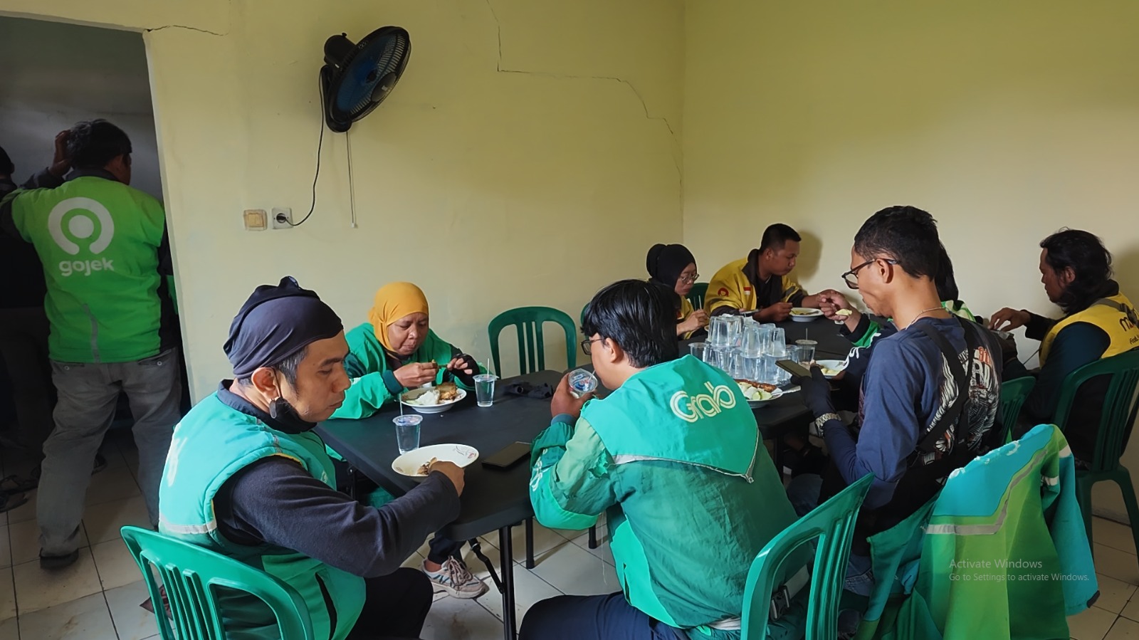 Haris Terharu, Makan Gratis dari Kapolresta Karawang Bantu Pengemudi Ojol
