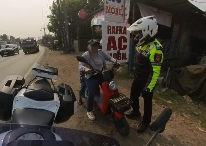 Satlantas Polresta Karawang Laksanakan Patroli Simpatik, Ajak Pengendara Motor untuk Patuhi Aturan Berlalu Lintas