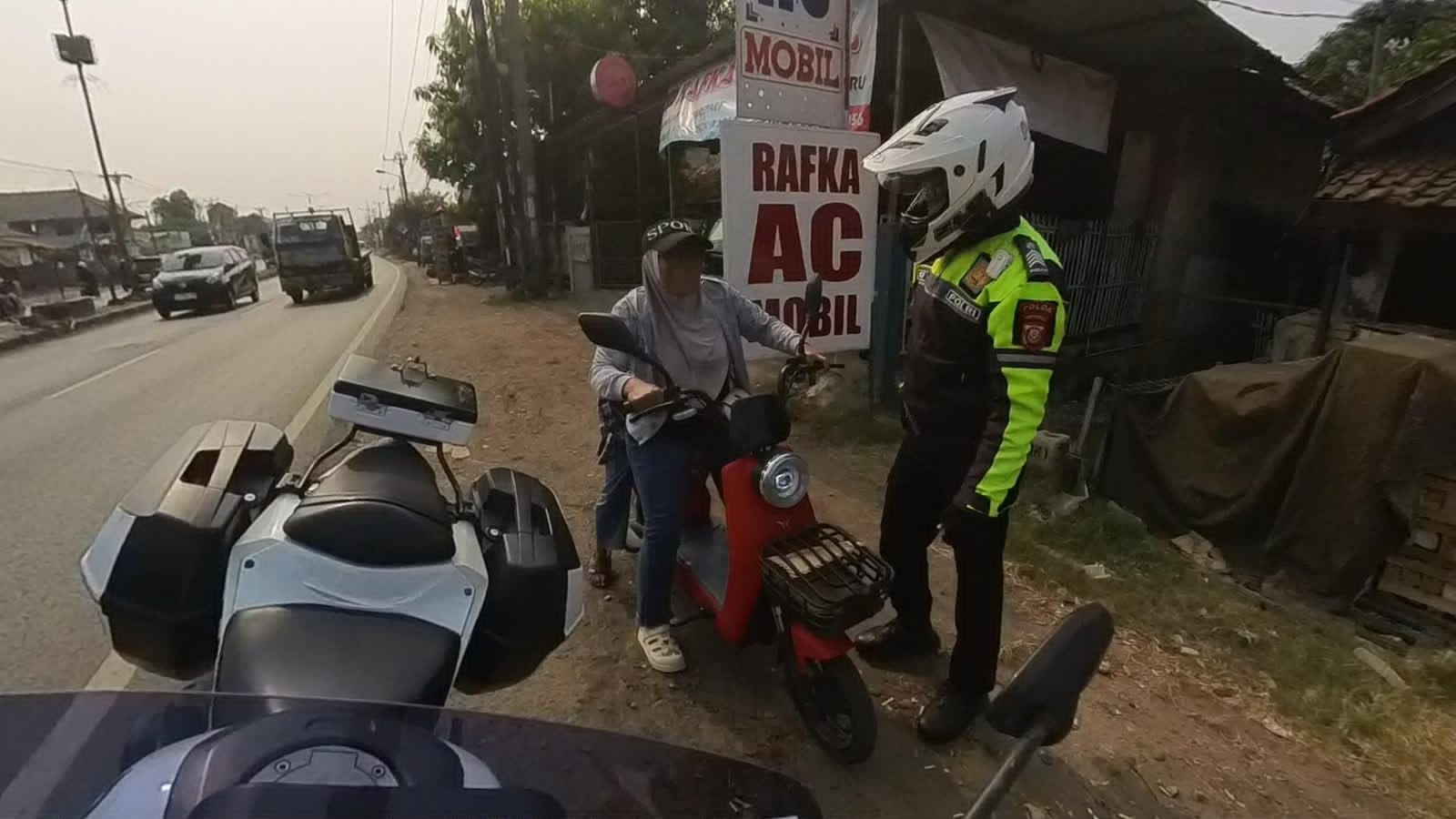 Satlantas Polresta Karawang Laksanakan Patroli Simpatik, Ajak Pengendara Motor untuk Patuhi Aturan Berlalu Lintas