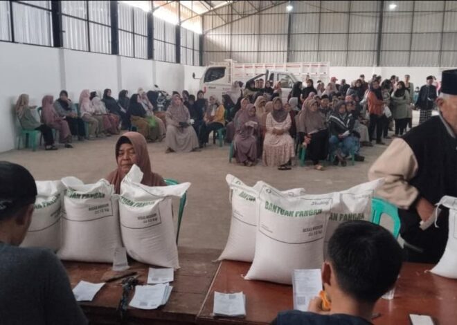 Bhabinkamtibmas Polsek Cihaurbeuti Monitoring Penyaluran Bantuan Beras kepada 890 KPM