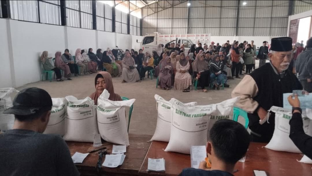 Bhabinkamtibmas Polsek Cihaurbeuti Monitoring Penyaluran Bantuan Beras kepada 890 KPM