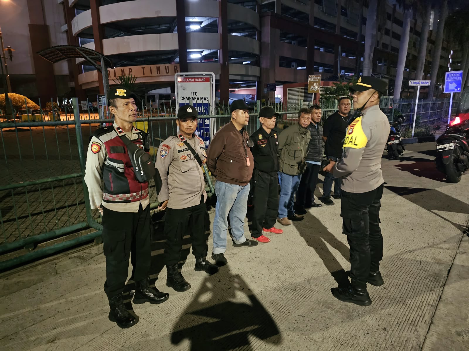 IMG-20261004-WA0052-1 Tingkatkan Keamanan Malam Hari, Polsek Kemayoran Bersama Unsur Masyarakat Gelar Patroli dan Operasi Stasioner Cipta Kondisi