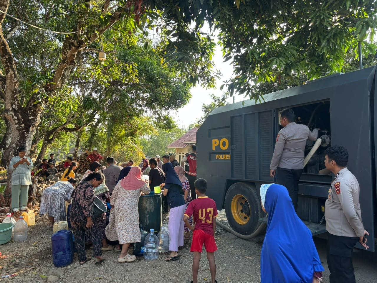 IMG-20261011-WA0053 Kemarau Belum Usai, Polres Sukabumi Antar Harapan hingga Malam ke Pelosok Ciracap