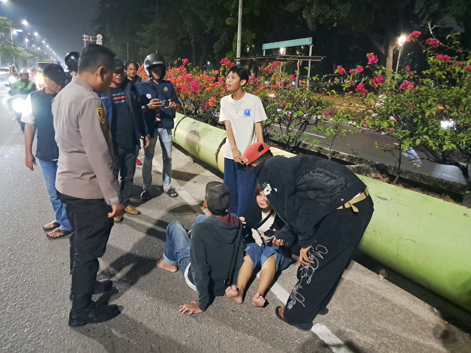 IMG-20261012-WA0005 Tergerak untuk Menolong, Kapolsek Kemayoran Bantu Pengendara Korban Kecelakaan Tunggal