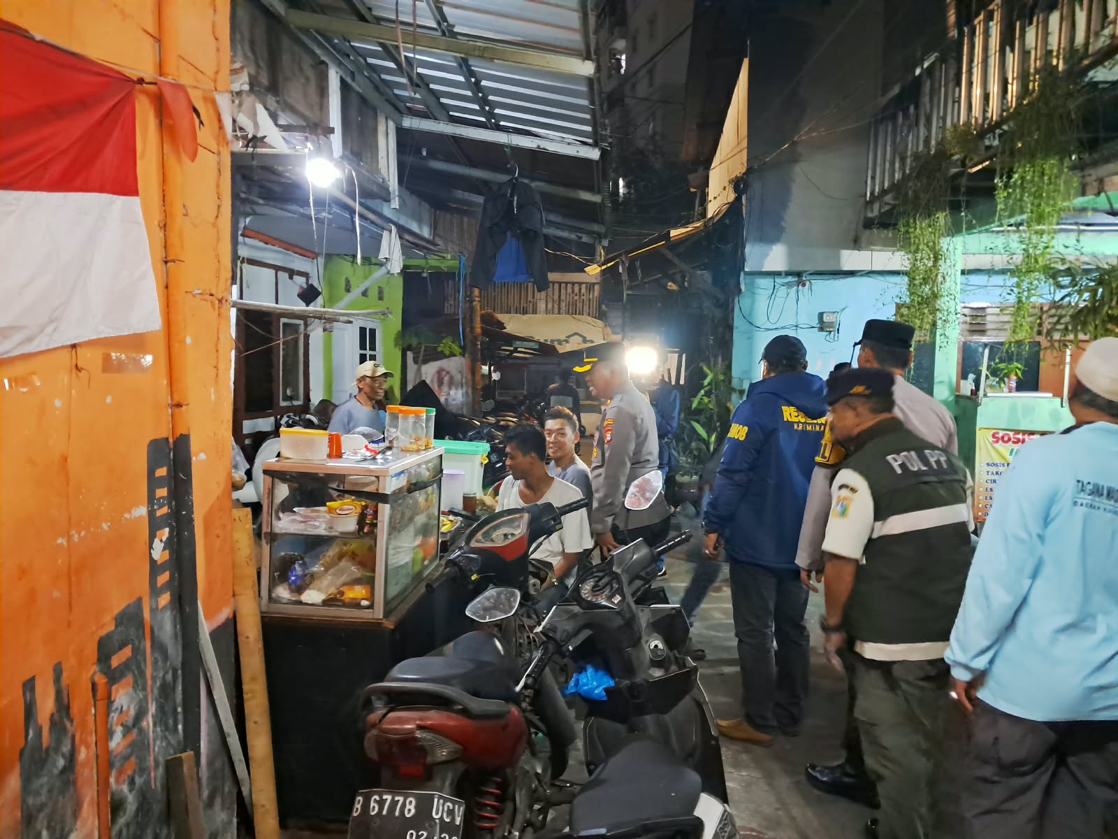 IMG-20261012-WA0012 Patroli Jalan Kaki Kapolsek Kemayoran, Bukti Nyata Polisi Bersama Masyarakat Menjaga Kamtibmas