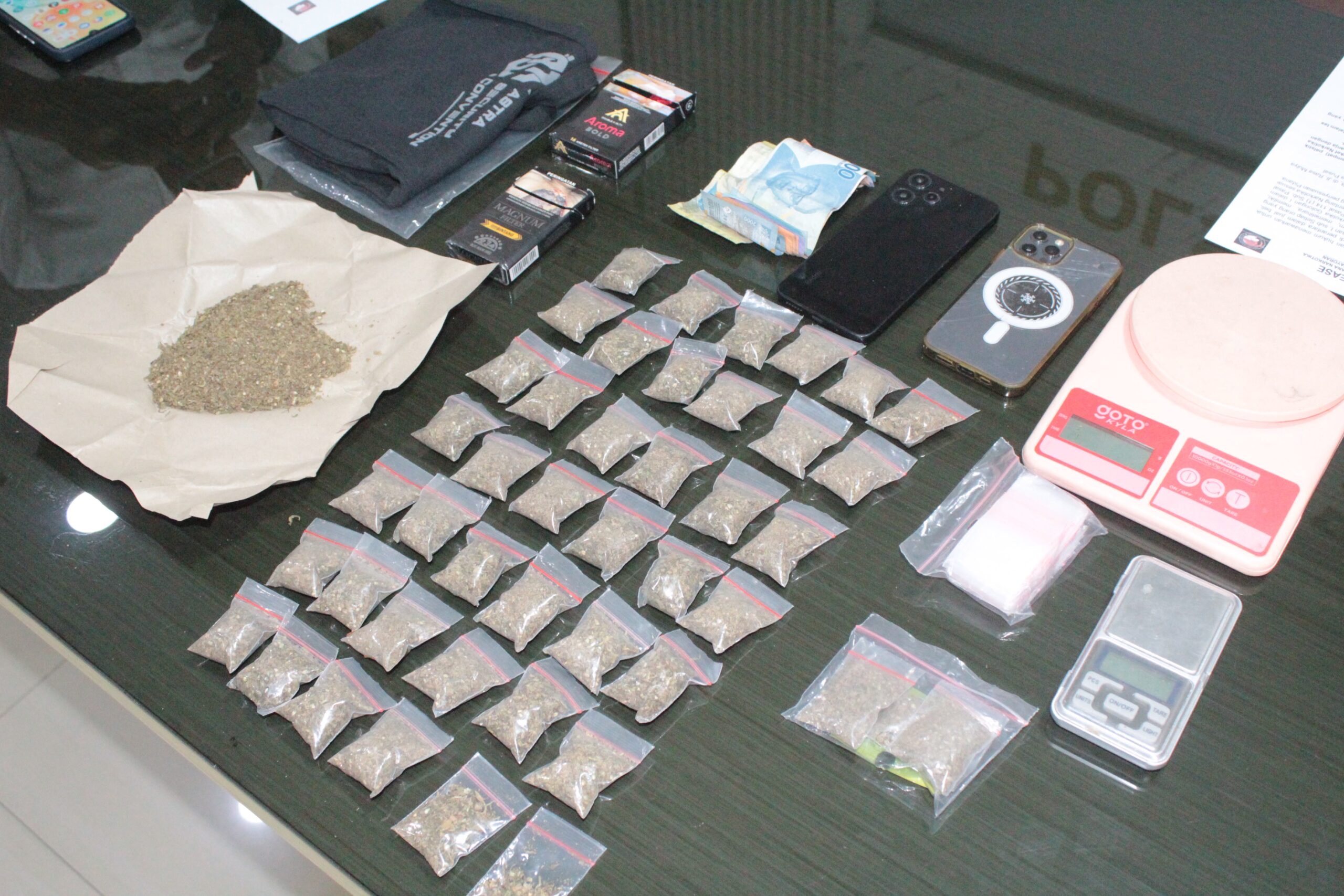 IMG-20261013-WA0019-scaled Polsek Kemayoran Ungkap Dugaan Peredaran Ganja, 43 Paket Barang Bukti Diamankan